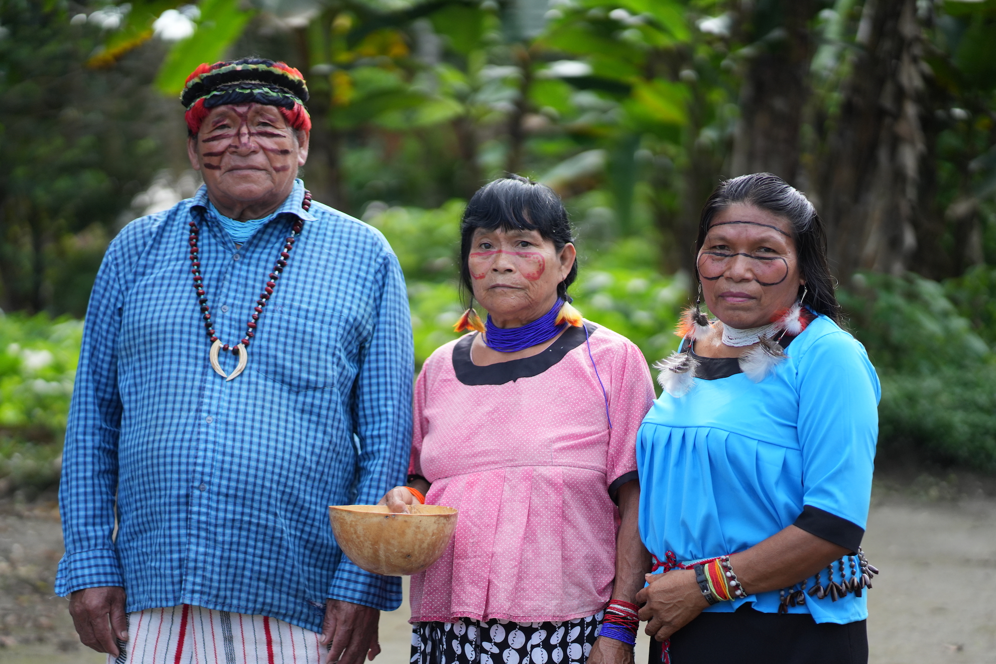 De izquierda a derecha Alberto Mashien (tío de Teresa e hijo del fundador de la comunidad), Alicia Tii (esposa de Alberto), y Carmelina Mashien (madre de Teresa). Foto: Sebastián Espín / Conservación Internacional Ecuador