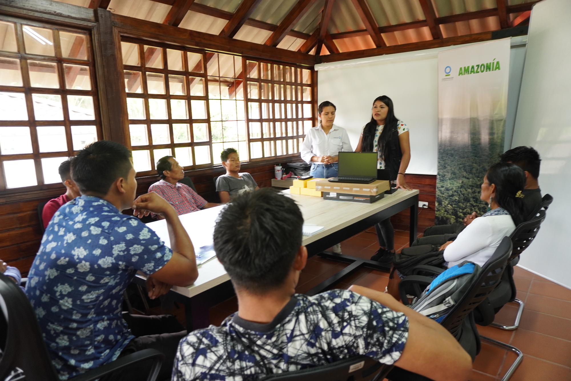 Teresa Chiriapa explica al equipo de guardabosques comunitarios sobre el uso de los equipos para realizar los monitoreos de cobertura vegetal en sus territorios. Foto: Sebastián Espín / Conservación Internacional Ecuador