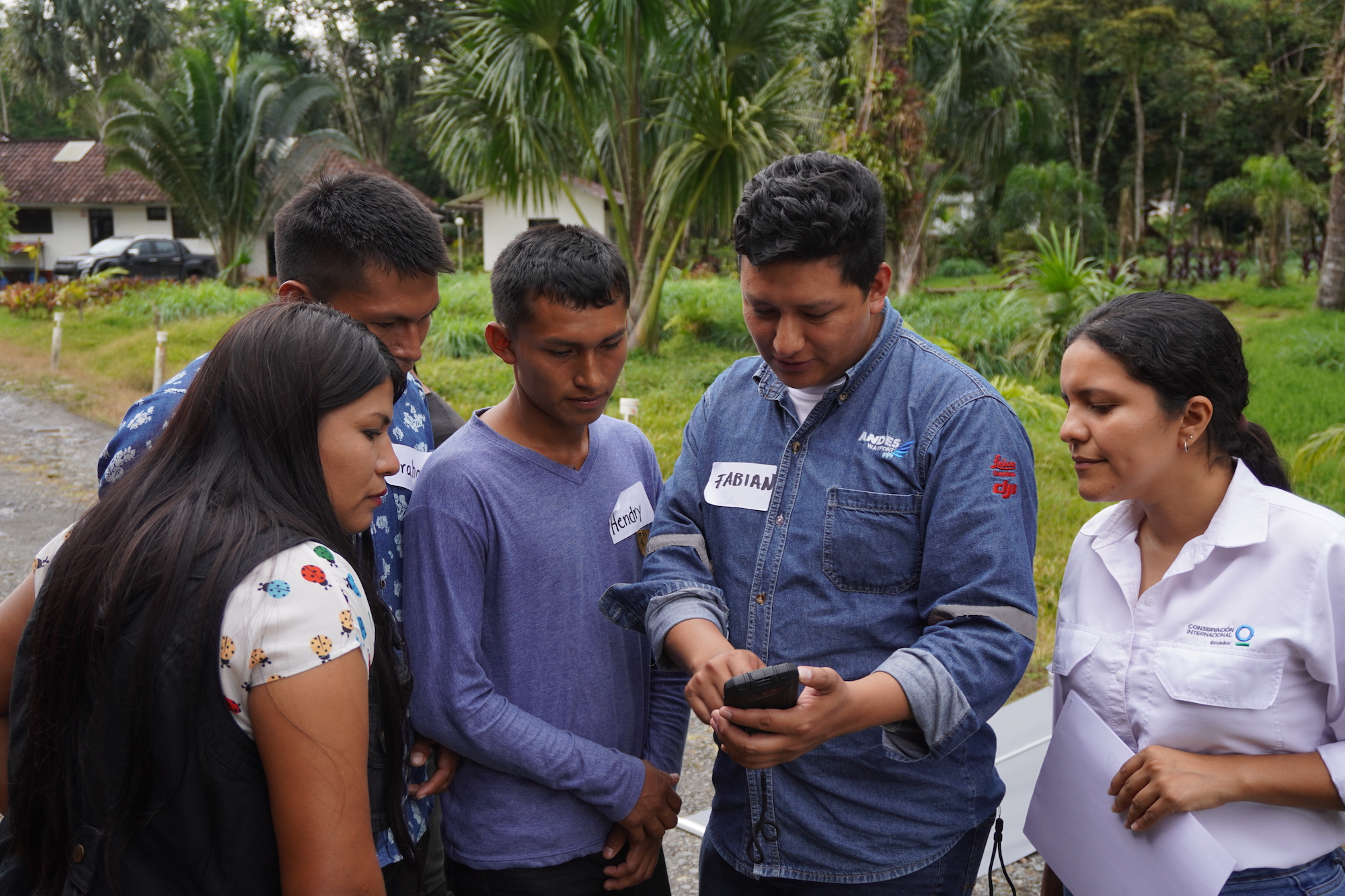 Teresa Chiriapa y el equipo de guardabosques, junto con el capacitador y Tatiana Carvajal de Conservación Internacional Ecuador, practican en campo la toma de coordenadas geográficas. Foto: Sebastián Espín / Conservación Internacional Ecuador