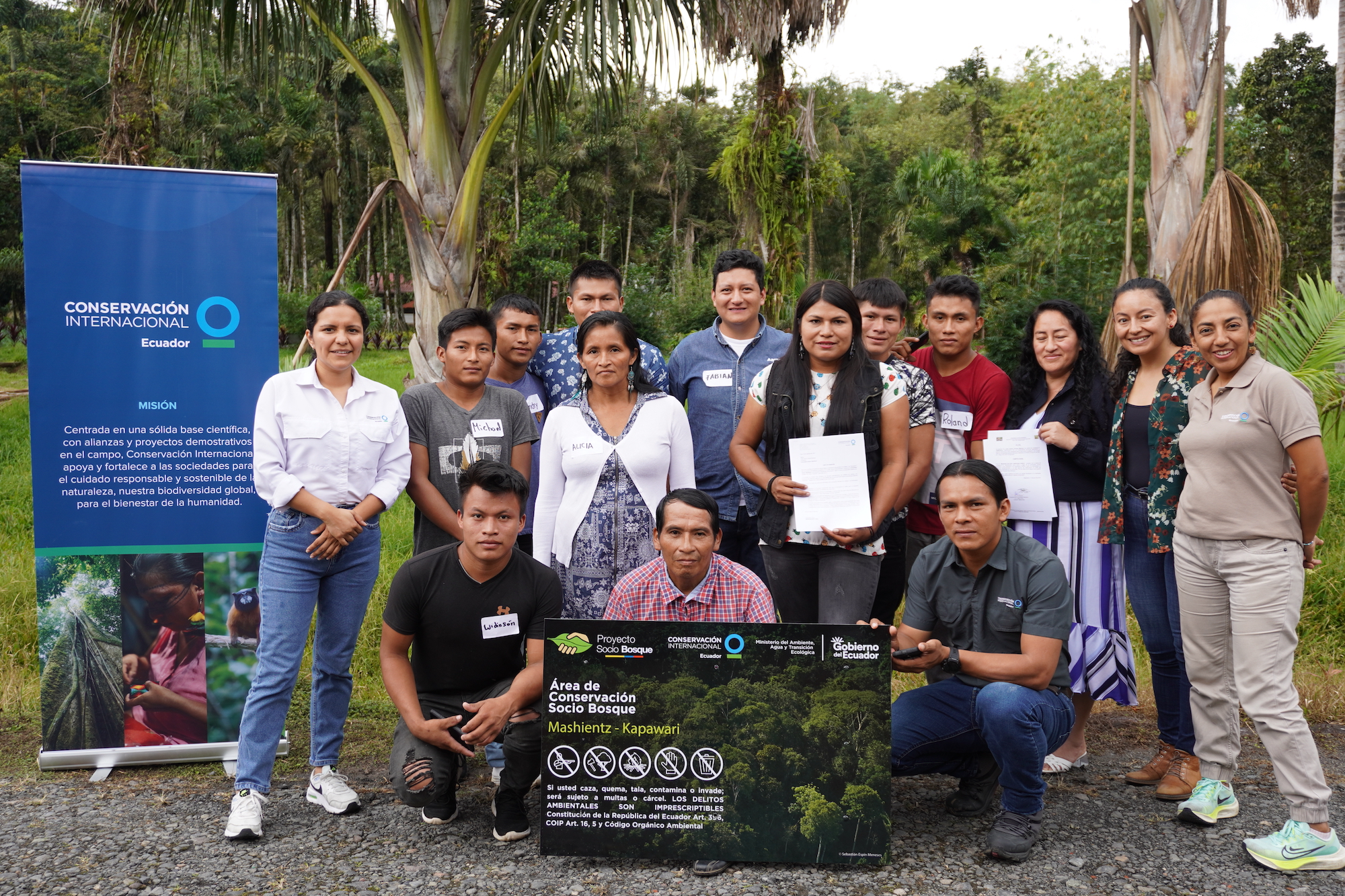 Teresa Chiriapa, junto a los guardabosques comunitarios Achuar. Foto: Sebastián Espín / Conservación Internacional Ecuador