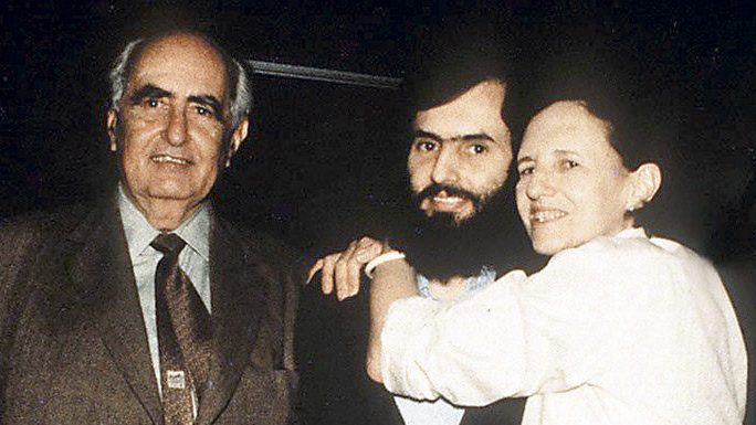 Agustín Edwards y Malú del Río junto a Cristián Edwards tras su rescate luego de ser secuestrado. Agustín Edwards y Malú del Río junto a Cristián Edwards tras su rescate luego de ser secuestrado.