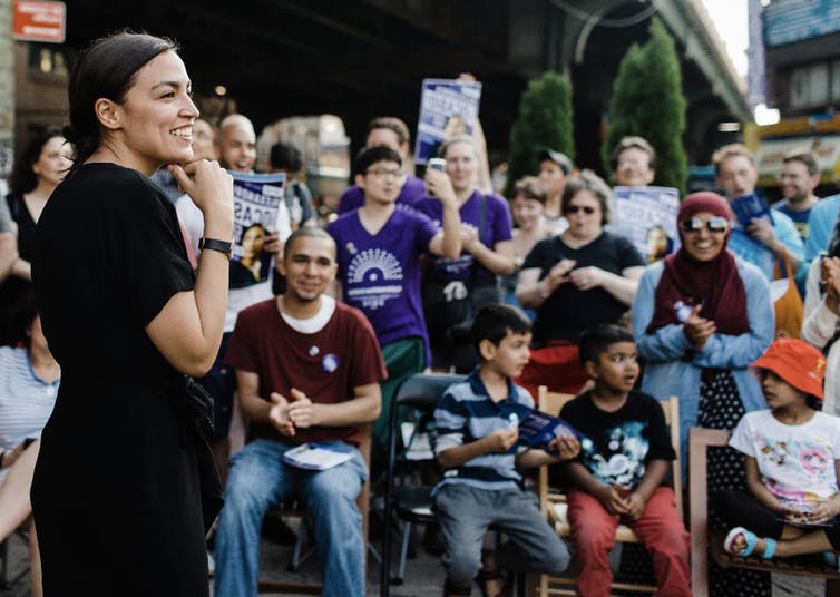 Alexandria Ocasio-Cortez es política, educadora y activista política, miembro del Democratic Socialists of America. Alexandria Ocasio-Cortez es política, educadora y activista política, miembro del Democratic Socialists of America.