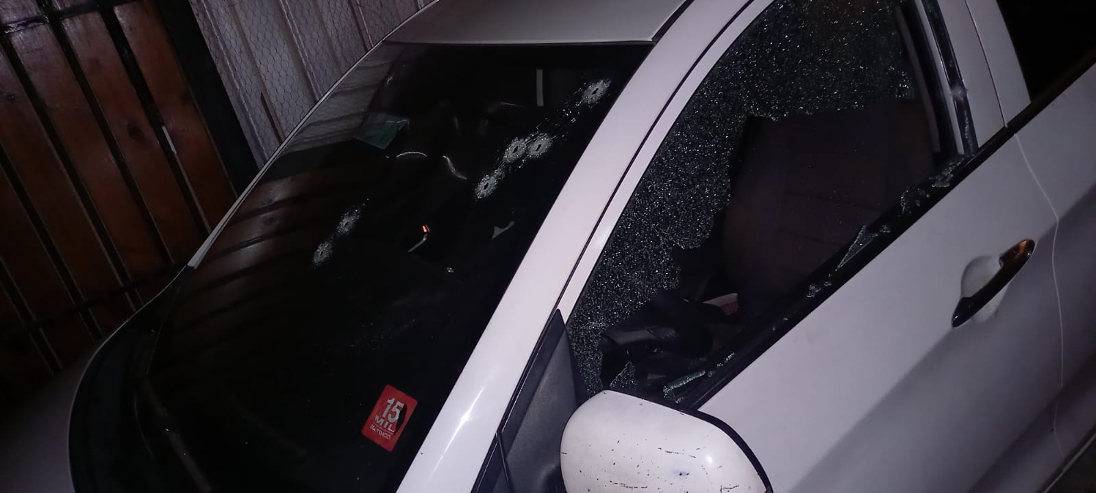 El auto de Cristián Lizana después del baleo a su casa.