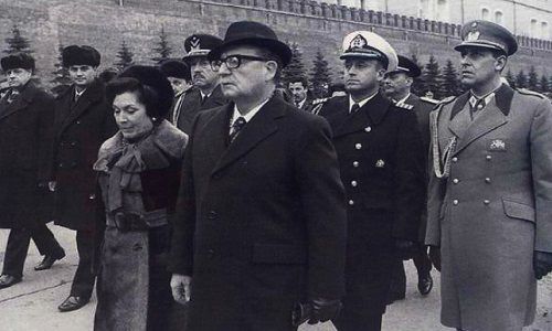El comandante Araya detrás de Allende en gira por la URSS El comandante Araya detrás de Allende en gira por la URSS