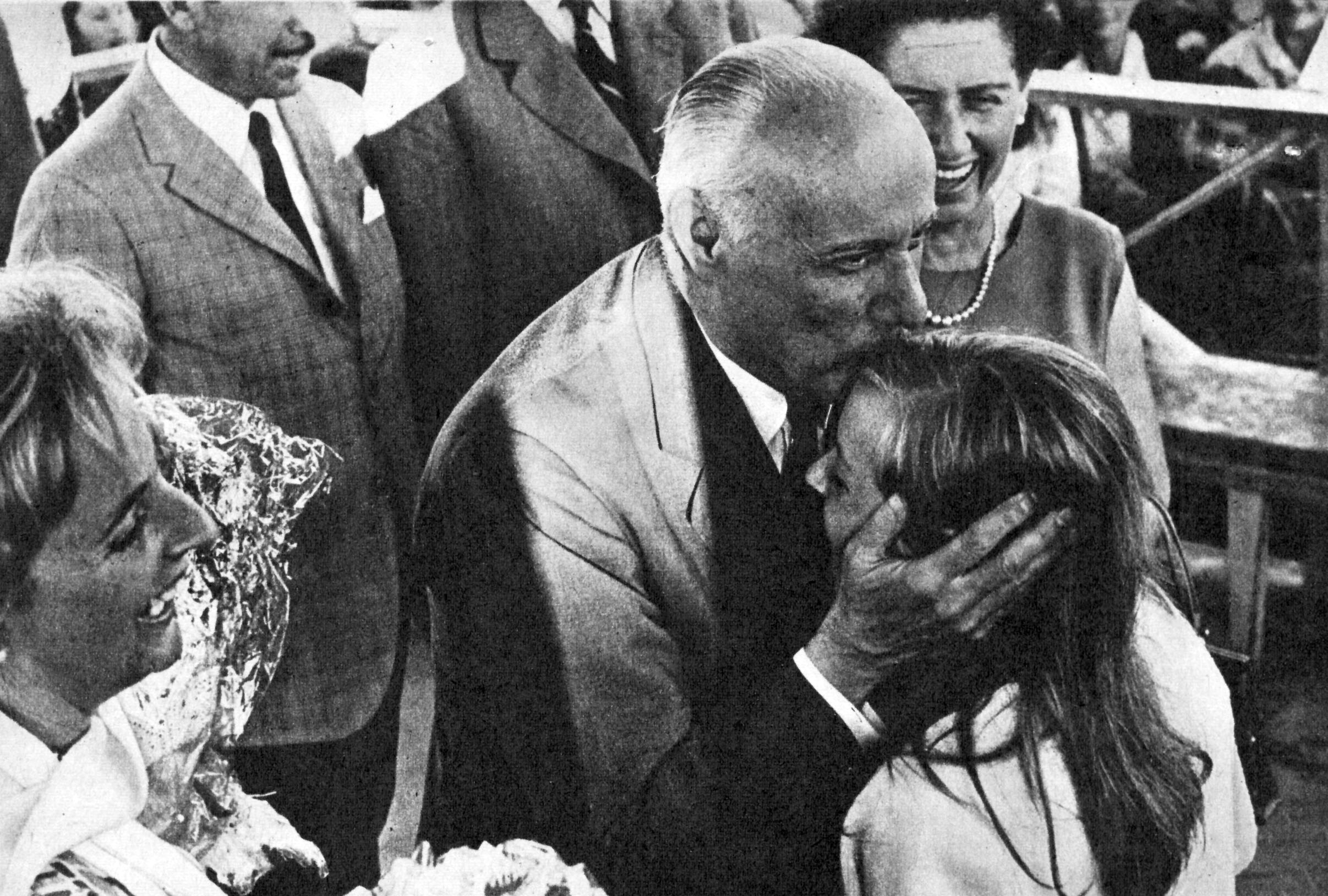 El entusiasmo de sus partidarias. El entusiasmo de sus partidarias.
