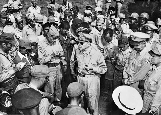 El general Macarthur encabeza la ocupación de Japón