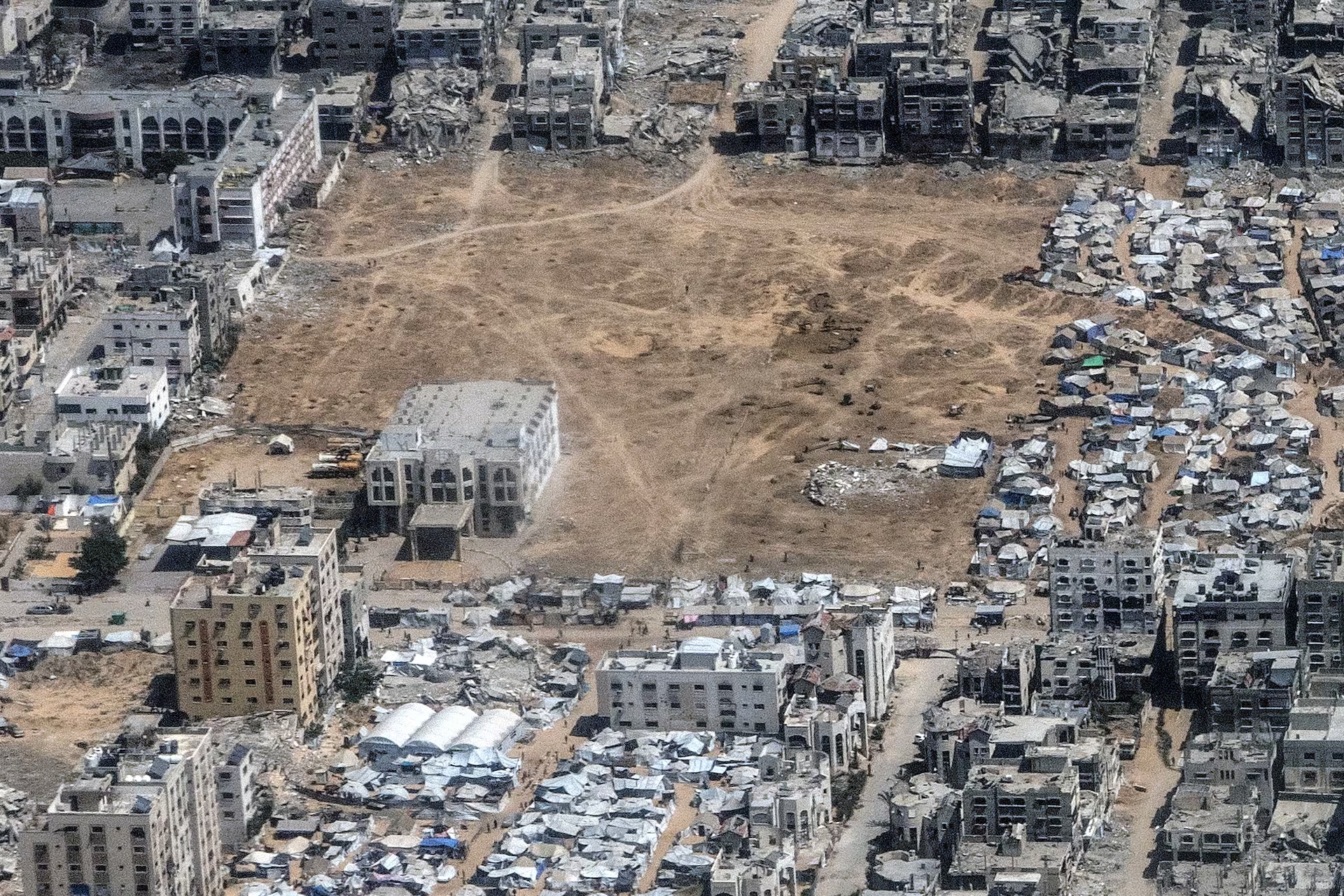 El Hotel Internacional El-Helou en la ciudad de Gaza, visto desde un vuelo de ayuda jordano el miércoles. (Créditos: Washington Post).
