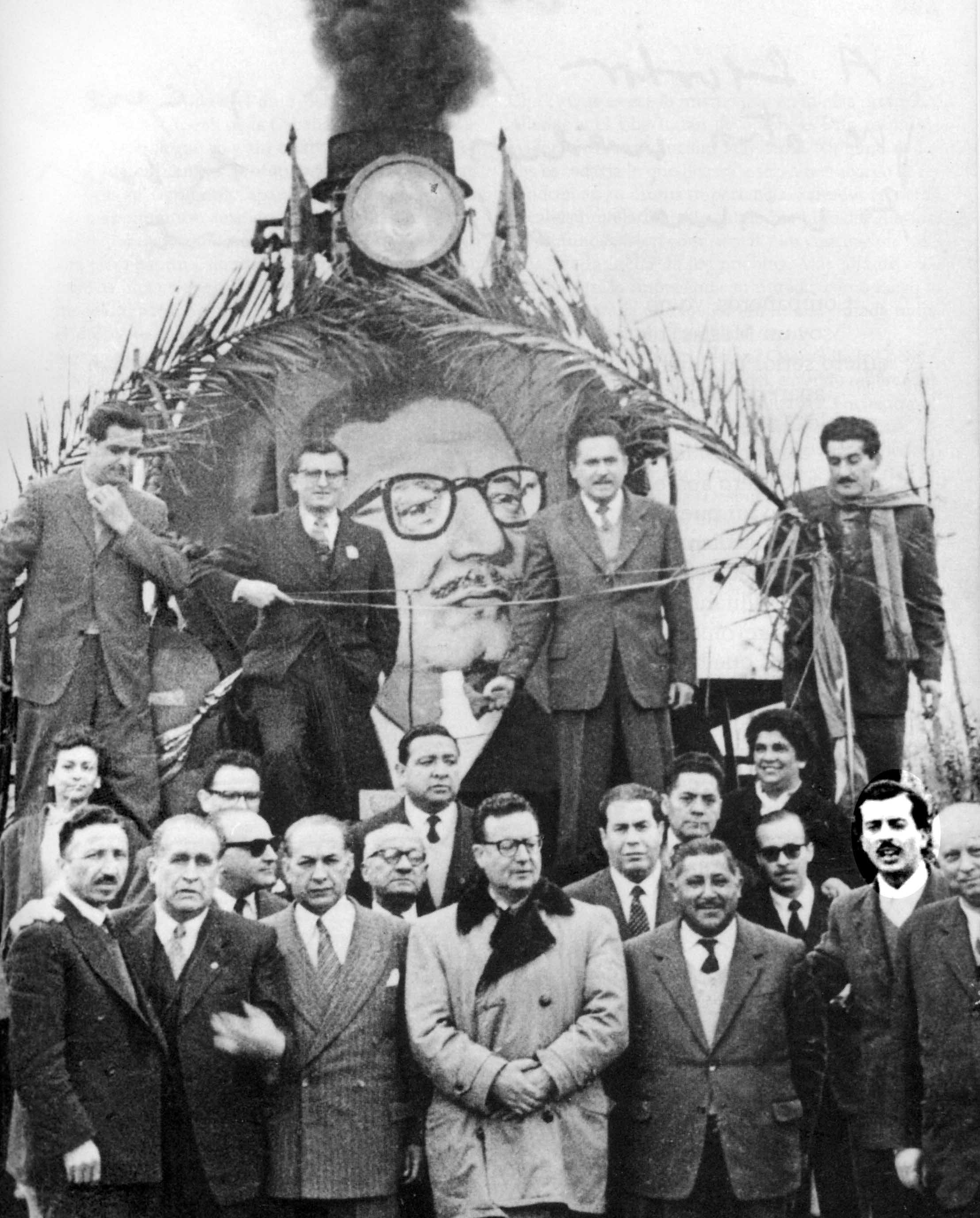 El Negro Jorquera casi siempre estaba cerca de Allende. En la foto con su imagen resaltada durante la campaña presidencial de 1964 El Negro Jorquera casi siempre estaba cerca de Allende. En la foto con su imagen resaltada durante la campaña presidencial de 1964