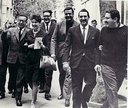 El presidente Allende rodeado por periodista. A la derecha Augusto Olivares El presidente Allende rodeado por periodista. A la derecha Augusto Olivares