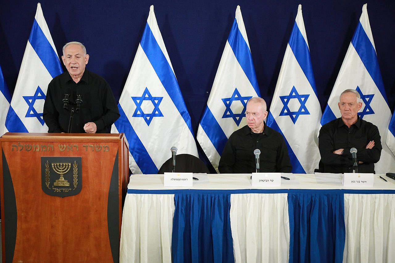 El primer ministro israelí, Benjamin Netanyahu, el ministro de Defensa, Yoav Gallant, y el ministro sin cartera, Benny Gantz, ofrecen una conferencia de prensa conjunta en el Ministerio de Defensa. El primer ministro israelí, Benjamin Netanyahu, el ministro de Defensa, Yoav Gallant, y el ministro sin cartera, Benny Gantz, ofrecen una conferencia de prensa conjunta en el Ministerio de Defensa.