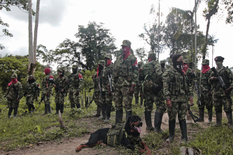 Guerrilleros del ELN. Foto: Flickr – Brasil de Fato Guerrilleros del ELN. Foto: Flickr – Brasil de Fato