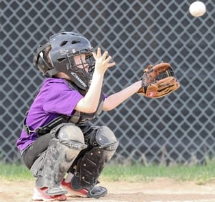 "Con el ojo en la bola, el cátcher de 'The Twin Metals Rockies' de la Liga Infantil de Ely", dice el periódico local.