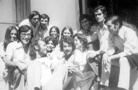 En el barrio Vitacura, Santiago, 1972 Primera línea: Patricia Cortéz,  Humberto Martin, Antonio Cadima, Patricia Condemarín, Carlos Aguilera, Javiera González, Jorge Cucurella y Carlos Espinoza. Atrás: Edgardo Riveros, Germán San Martín, Patty Collyer
