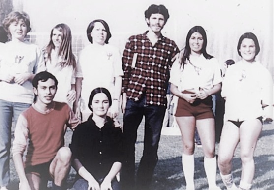 En el Pedagógico. De pie: Irene Oberti, Victoria “Tola” Rosati, Patricia Aracena, Carlos Valverde, Patty Collyer, Margarita Díaz. En cuclillas: Carlos Calderón y Ana María Puga