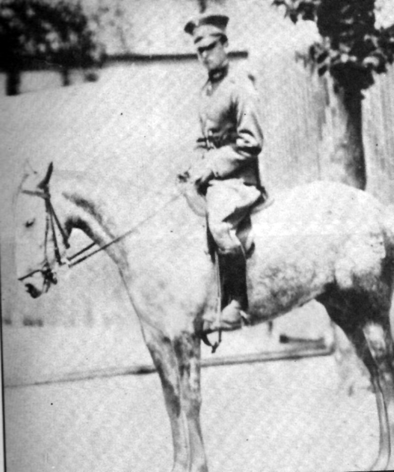 En el servicio militar, en 1925. En el servicio militar, en 1925.