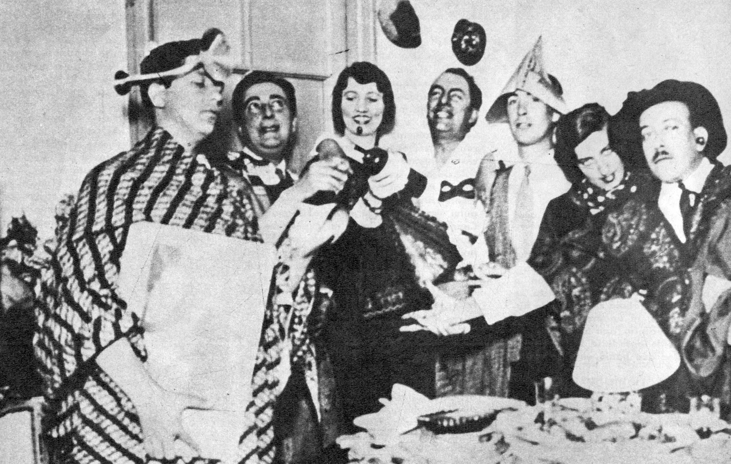 Neruda en una convivencia en 1932 a su regreso de Rangún Neruda en una convivencia en 1932 a su regreso de Rangún