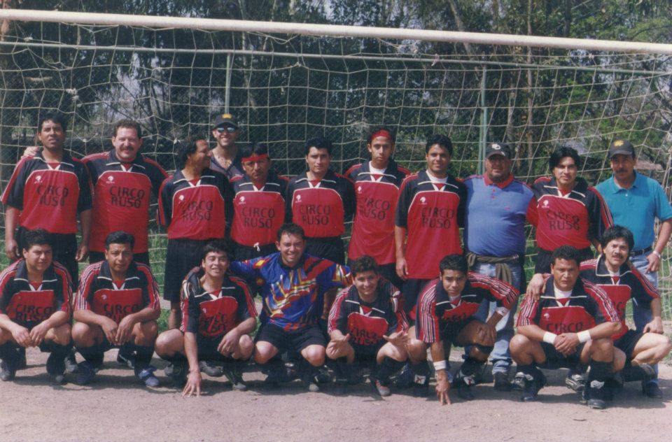 Equipo de fútbol del Circo Ruso Sobre Hielo, al centro Lun Lee con equipamiento de arquero. Equipo Circo Ruso