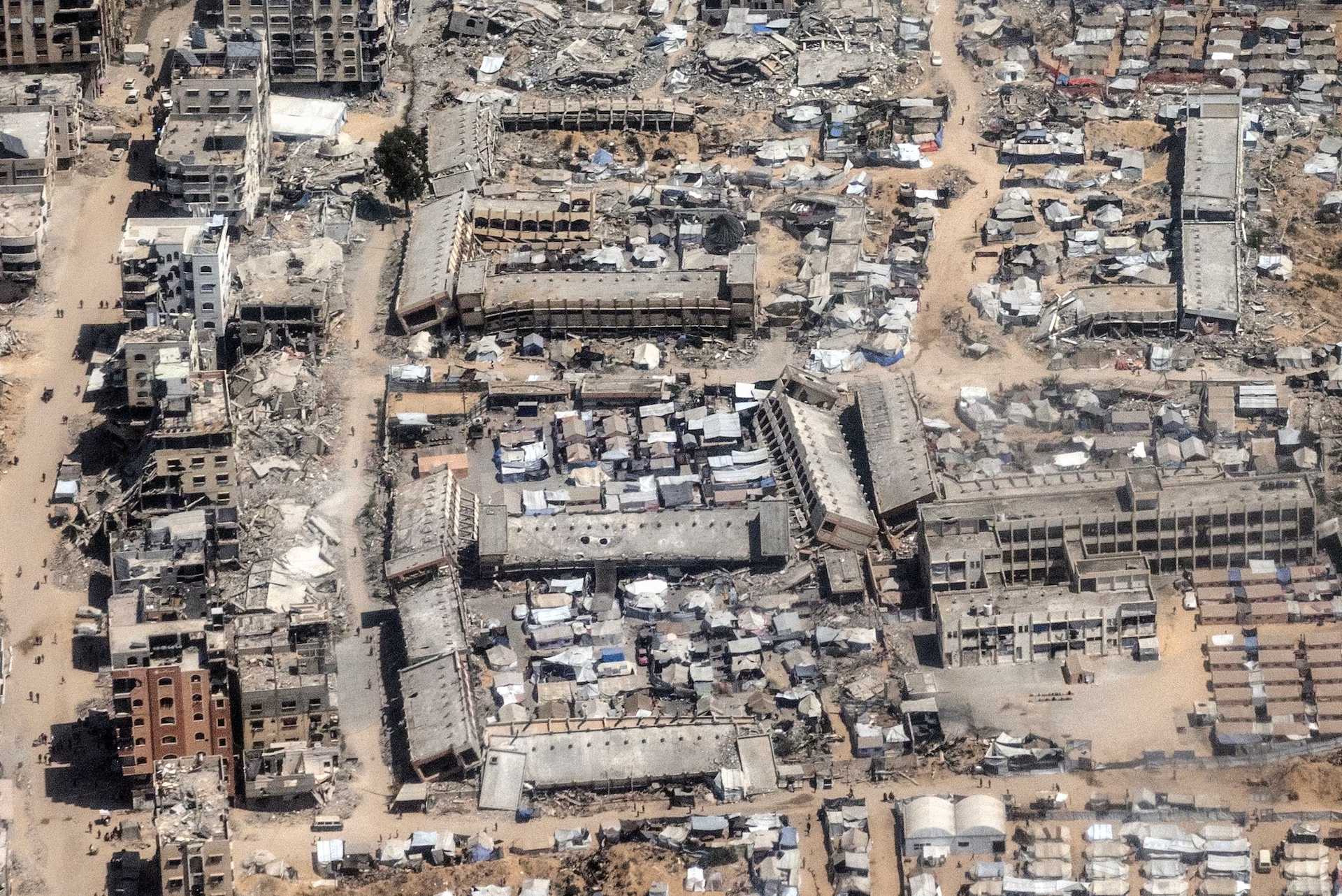 Escuelas destruidas en Gaza, vistas desde un vuelo de ayuda jordano el miércoles. (Créditos: Washington Post).
