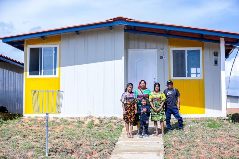 Familia guna al exterior de su nueva casa. Foto: Presidencia de Panamá.