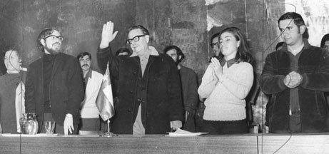 Gladys Marín con Salvador Allende. Gladys Marín con Salvador Allende.
