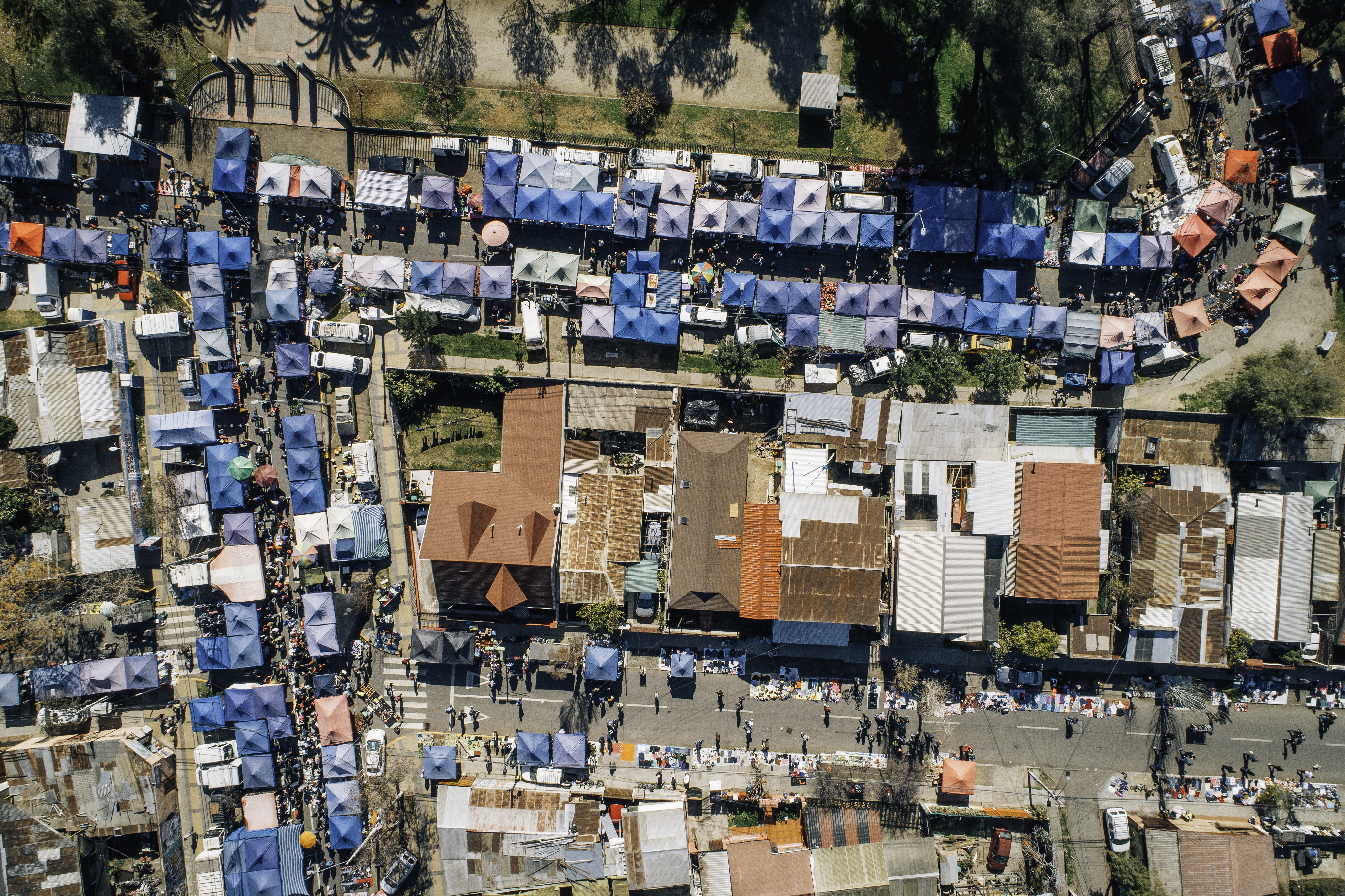 Los puestos formales disponen de toldos y están en las calles principales en torno al parque, al rededor de estos, se instalan como pueden los comerciantes más precarios.