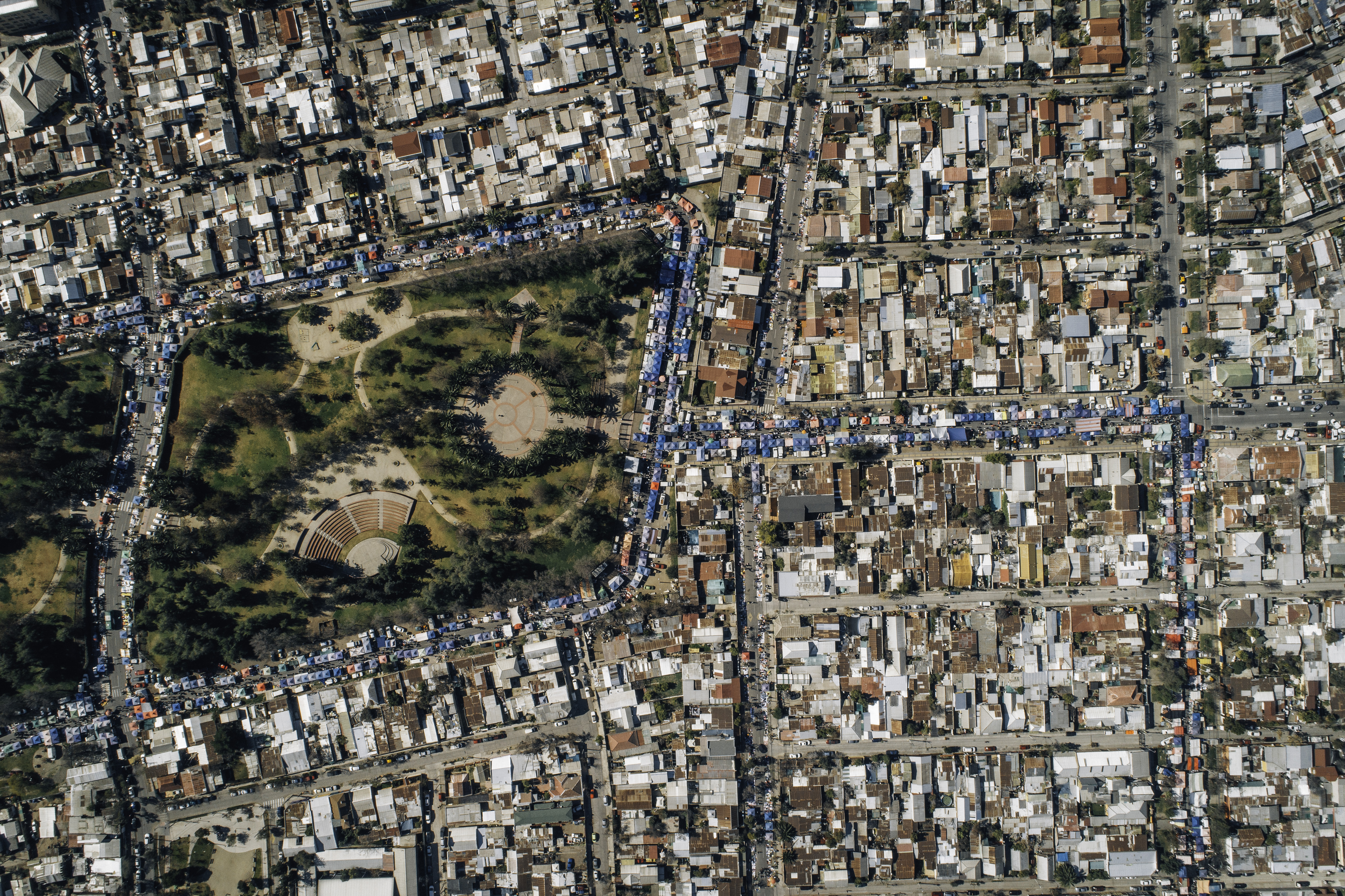 Varias cuadras más allá de los contornos del parque se extiende la feria, una de las más grandes de Santiago.