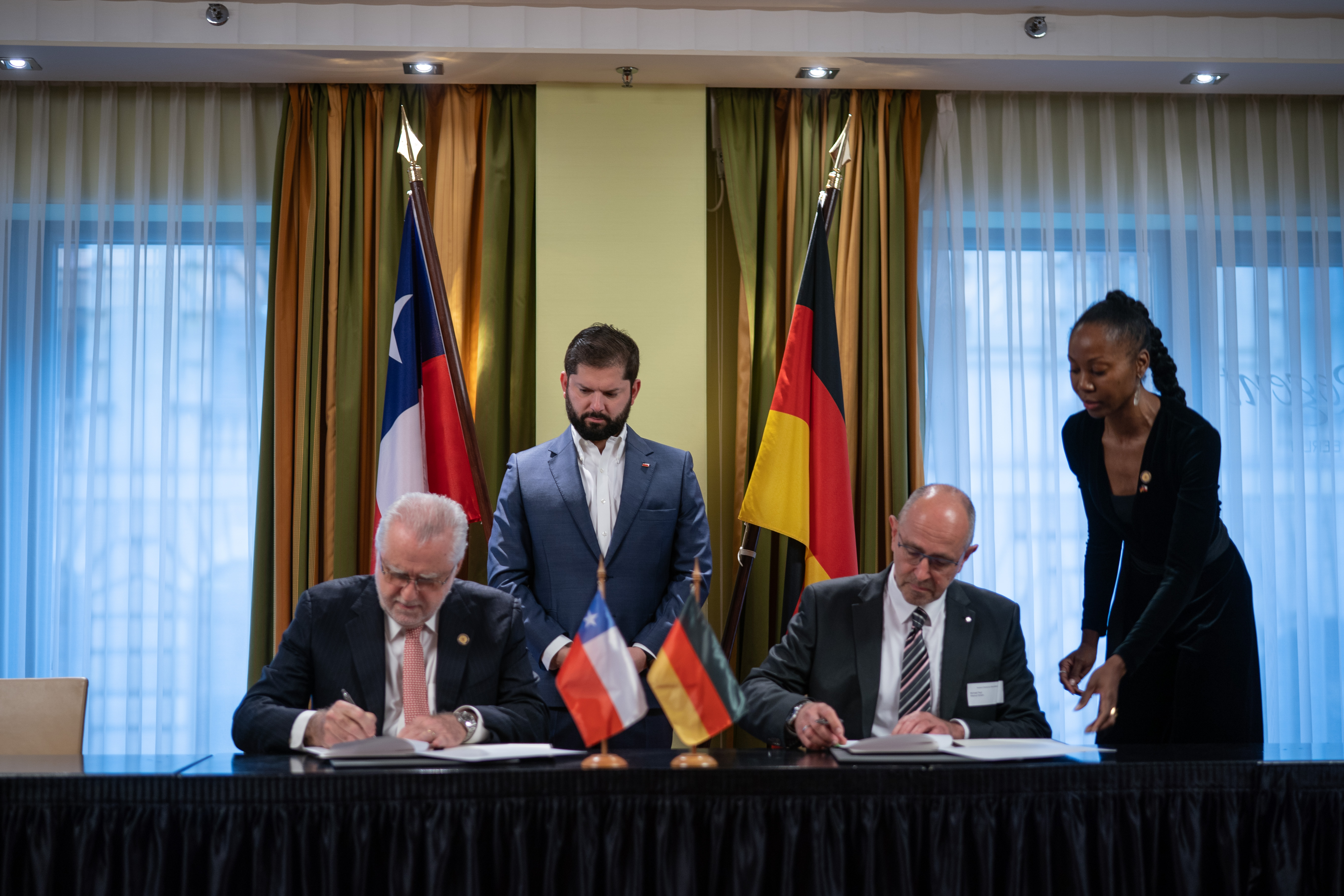 Firma del acuerdo de colaboración Codelco-Wismut. Foto. Prensa Presidencia. Firma del acuerdo de colaboración Codelco-Wismut.