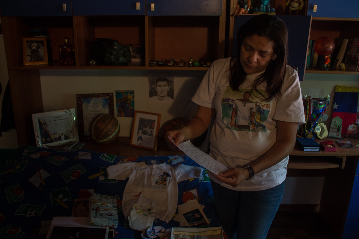 Elvira revisa cada una de las cosas que pertenecían a Juan Pablo, su hijo. Foto: Rodíguez Drescher Elvira revisa cada una de las cosas que pertenecían a Juan Pablo, su hijo. Foto: Rodíguez Drescher