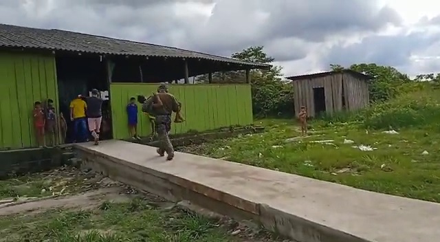 Video difundido por Junior Hekurari muestra a la Fuerza Aérea Brasileña (FAB) rescatando a jóvenes yanomami que sufrían de desnutrición y malaria este martes (21). Video difundido por Junior Hekurari muestra a la Fuerza Aérea Brasileña (FAB) rescatando a jóvenes yanomami que sufrían de desnutrición y malaria este martes (21).