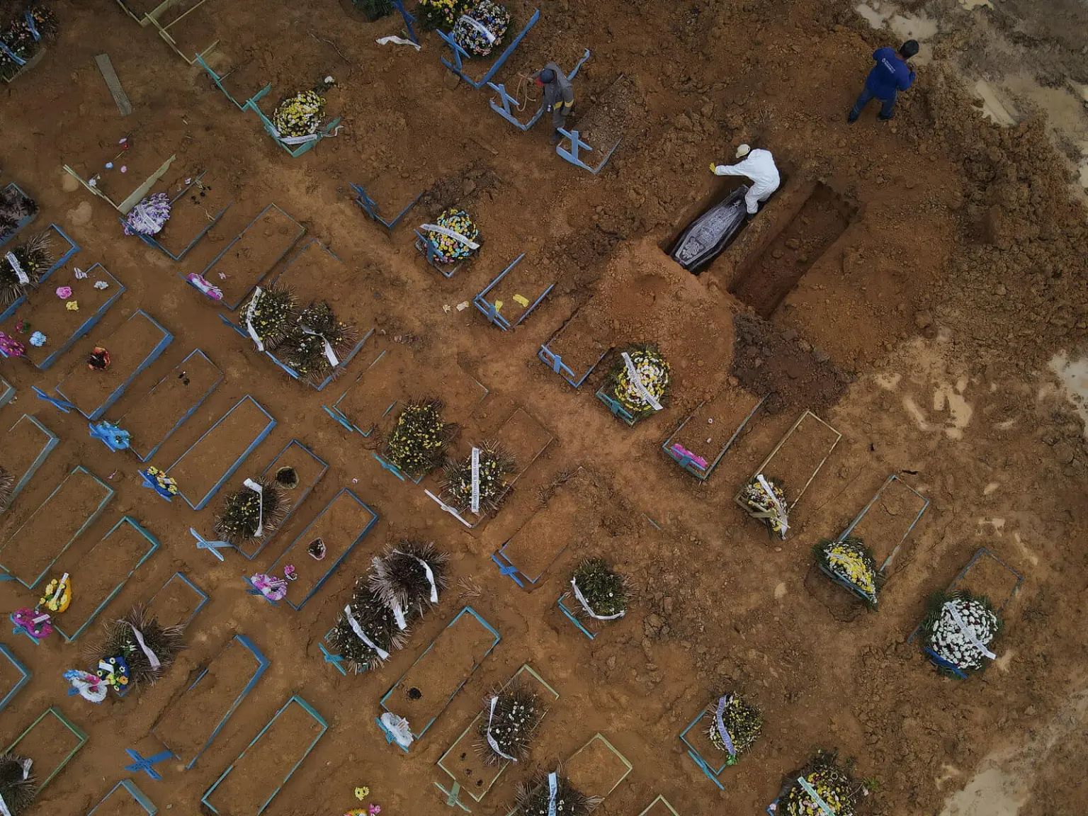 Área donde están enterradas las víctimas de Covid-19 en Manaos. Foto: Bruno Kelly, Amazônia Real. Área donde están enterradas las víctimas de Covid-19 en Manaos