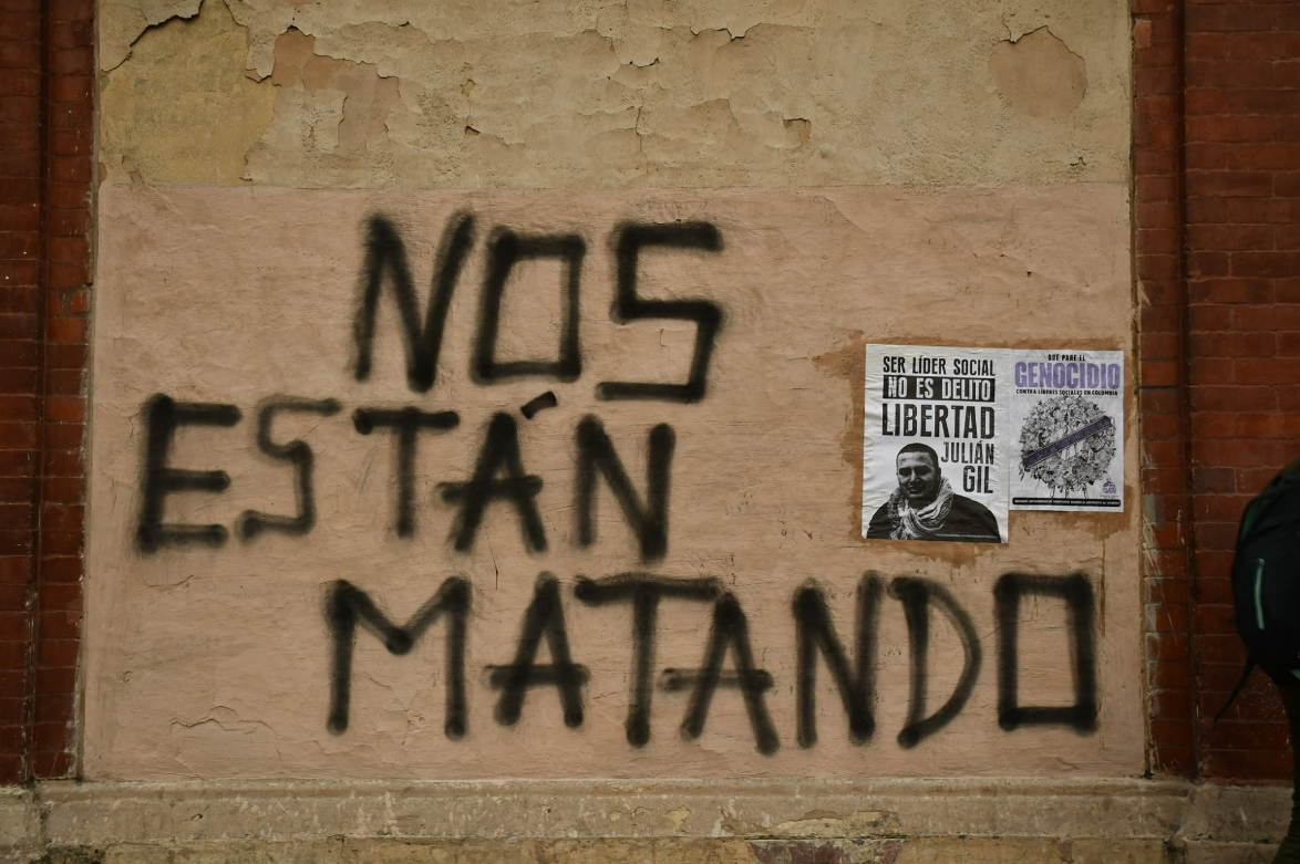 En Colombia hay un fuego cruzado, donde pueblos indígenas y sociedad civil son perseguidos y asesinados por mafias, paramilitares y grupos armados. Foto: Somos Defensores.