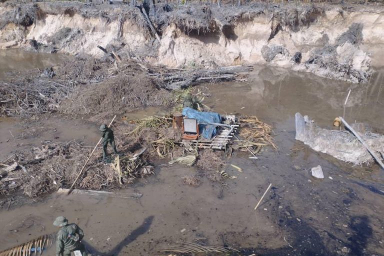 Militares venezolanos desactivan balsa minera en el Parque Nacional Yapacana, en Amazonas. Prensa FANB Militares venezolanos desactivan balsa minera en el Parque Nacional Yapacana, en Amazonas. Prensa FANB