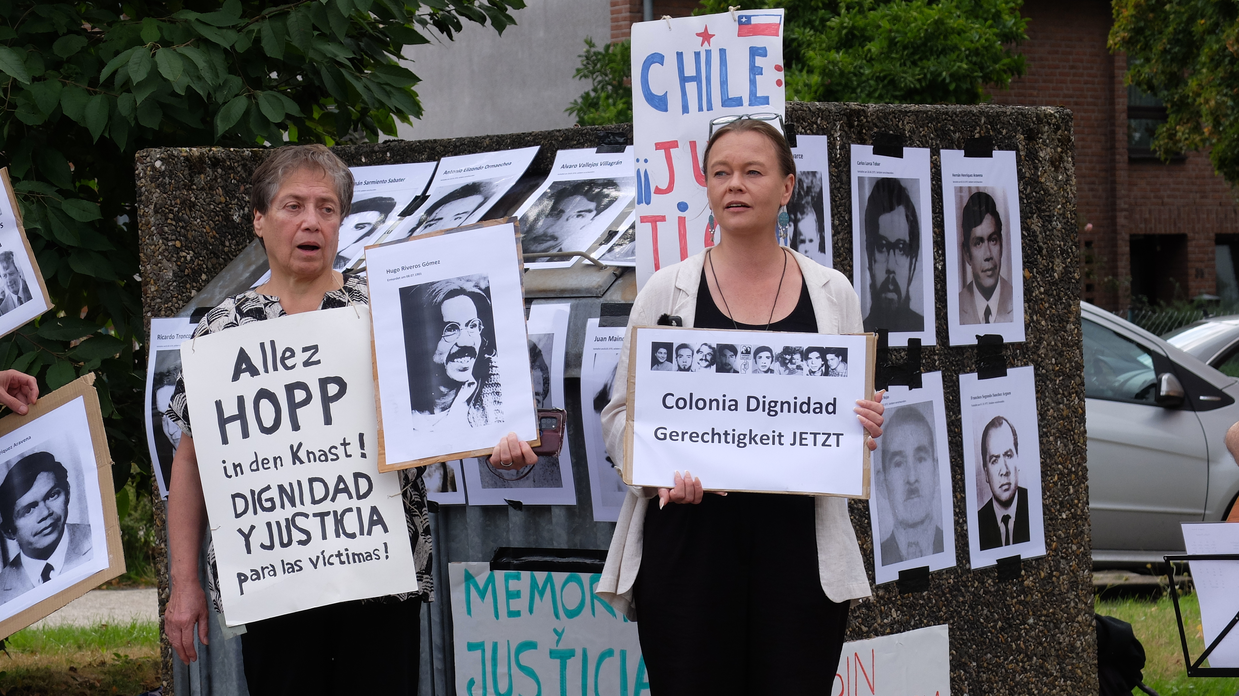 Myriam Silva Pérez cuya pareja fue secuestrada y asesinada 198, a la izquierda. Junto a ella Bianca Schmolze de MFH Bochum.