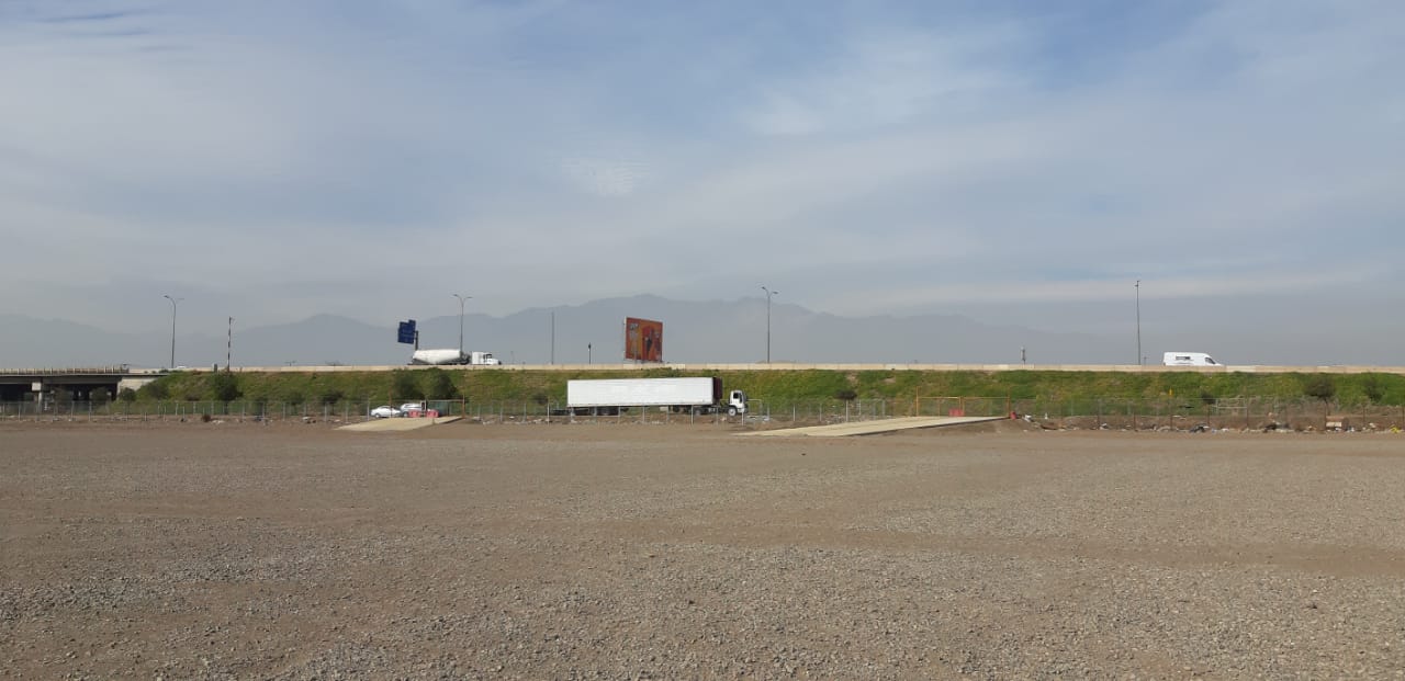 Vías de ingreso desde la caletera de General Velásquez, que ya se encontraban en el sitio cuando el Gobierno anunció el hospital modular el pasado 15 de marzo. Foto: Nicolás Massai D. / Interferencia Vías de ingreso desde la caletera de General Velásquez, que ya se encontraban en el sitio cuando el Gobierno anunció el hospital modular el pasado 15 de marzo. Foto: Nicolás Massai D. / Interferencia