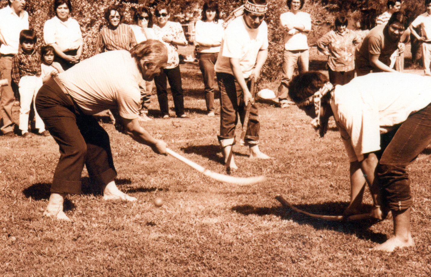 El palón, juego tradicional mapuche: Fotografía de Nelson Muñoz Mera.