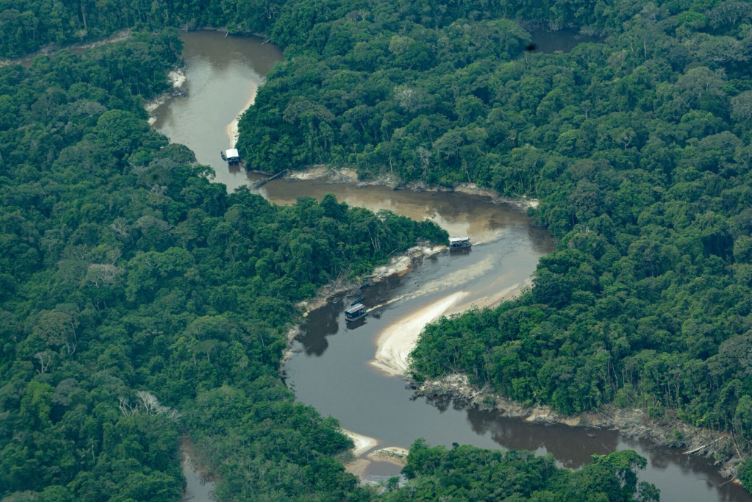Tres dragas explotan el río Purité en busca de oro. La imagen fue capturada durante un sobrevuelo realizado en julio de 2023. Foto: Alianza Regional Amazónica para la Reducción de los Impactos de la Minería de Oro.