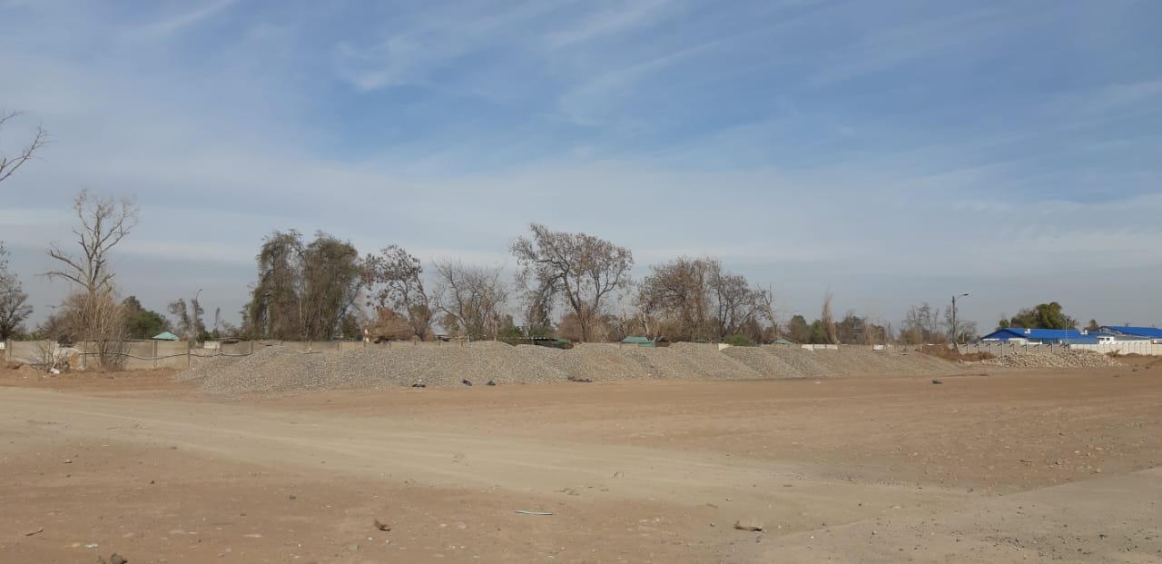 Montones de piedras apilados a la altura de la loza del ex aeropuerto de Cerrillos. No fue posible establecer si llegaron al lugar antes o después del anuncio del gobierno el 15 de marzo. Foto: Nicolás Massai D. / Interferencia