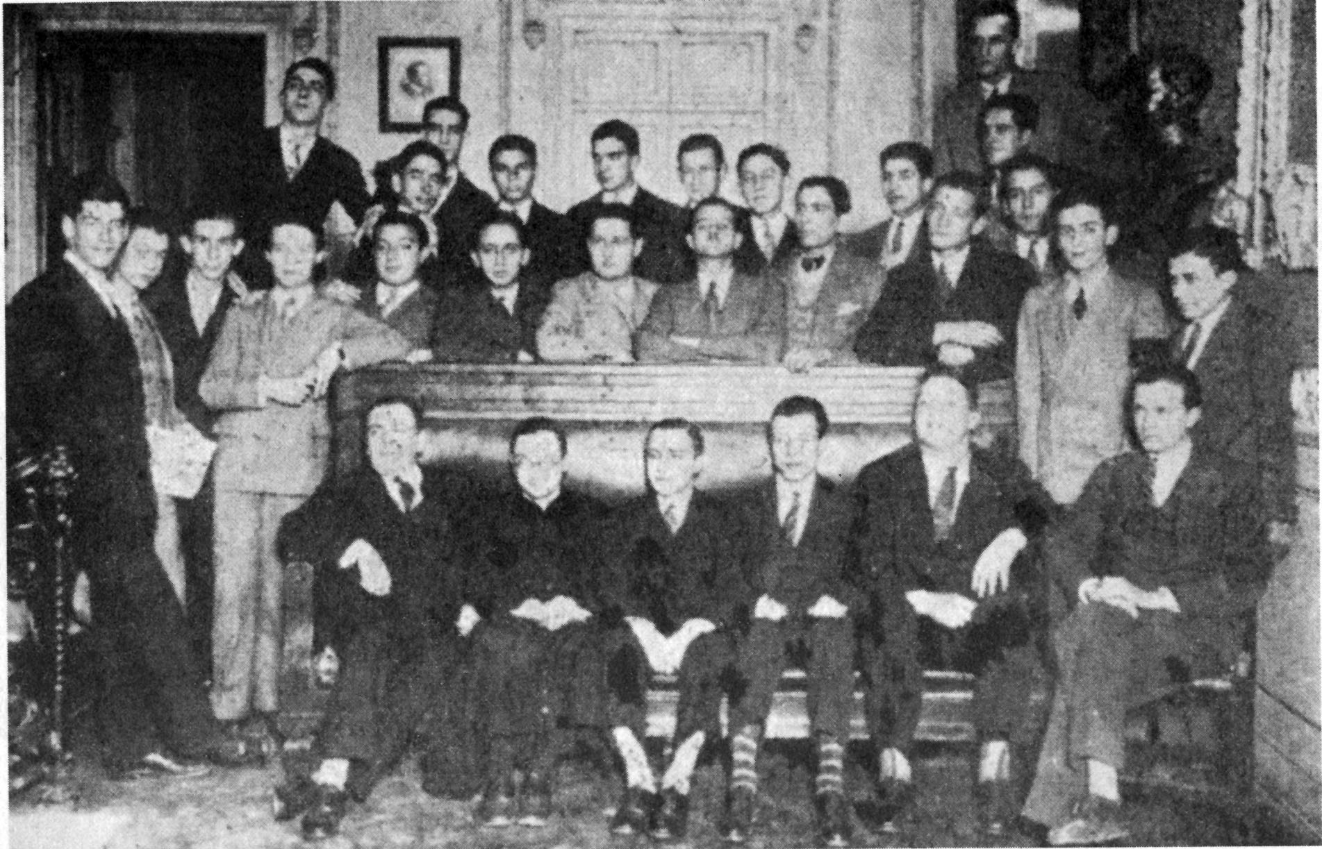 Esta fotografía se ve, en primer término, a Radomiro Tomic, a Eduardo Frei (arriba junto a la puerta); a Bernardo Leighton, a Alejandro Silva Bascuñán, Julio Chaná y otros. Sentados: Francisco Vives y Alfredo Bowen, con otros camaradas. Esta fotografía se ve, en primer término, a Radomiro Tomic, a Eduardo Frei (arriba junto a la puerta); a Bernardo Leighton, a Alejandro Silva Bascuñán, Julio Chaná y otros. Sentados: Francisco Vives y Alfredo Bowen, con otros camaradas.