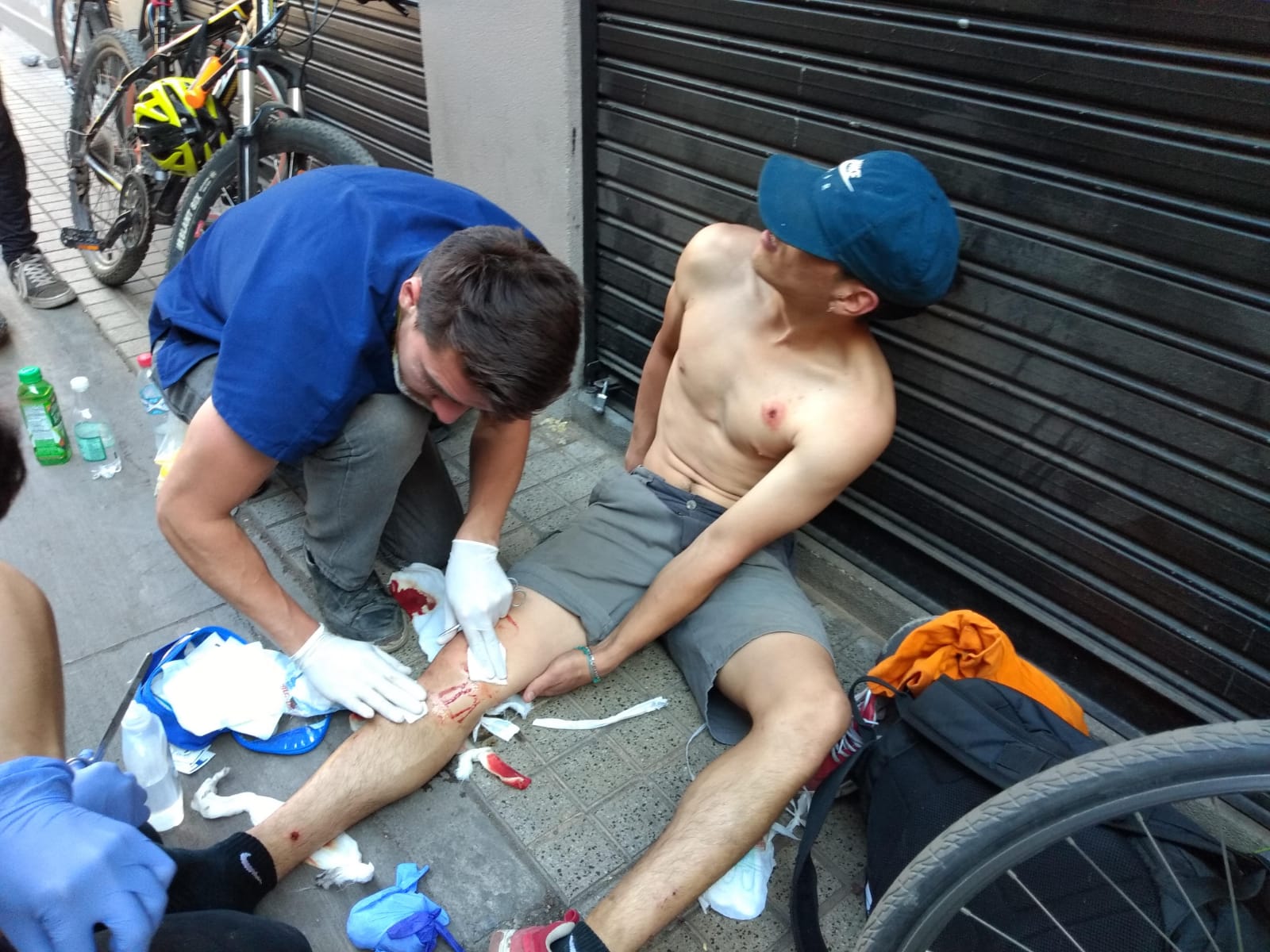 Brigadista atiende a manifestante herido el 21 de octubre de 2019. Créditos: D. Ortiz