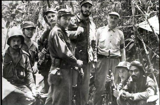 Castro En la Sierra Maestra, en 1957, con un grupo de combatientes rebeldes, entre ellos, Raúl Castro, Juan Almeida, Ernesto Che Guevara, Guillermo García, Crescencio Pérez, y Universo Sánchez. (Foto de Andrew Saint George).