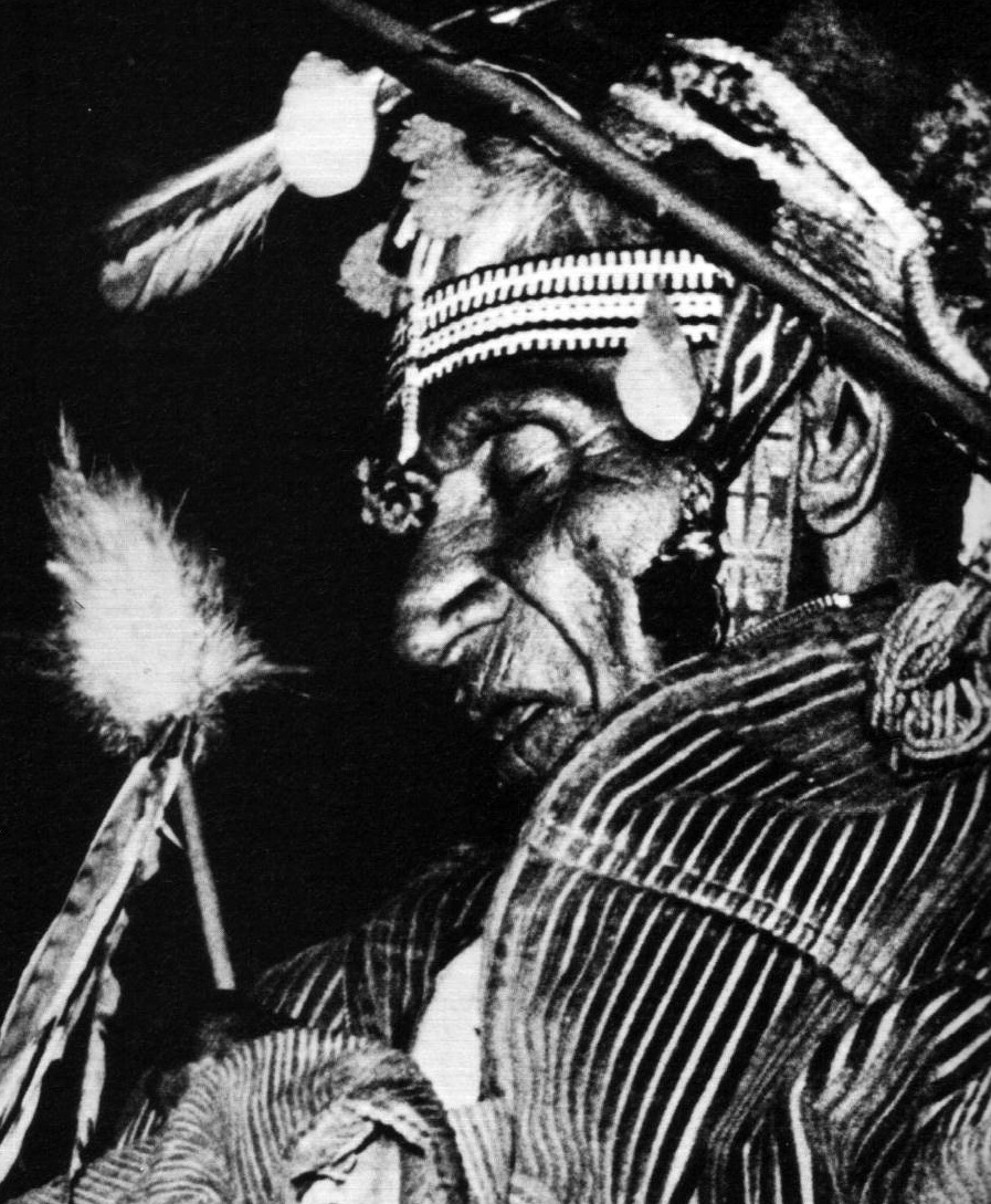 José Matsuwa, renombrado chamán mexicano, en una ceremonia del tambor bajo la influencia del peyote. José Matsuwa, renombrado chamán mexicano, en una ceremonia del tambor bajo la influencia del peyote.
