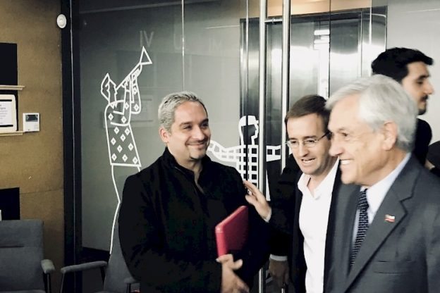 De izquierda a derecha, Andrés Bustamante, jefe de Gobierno Digital; Rafael Ariztía, ex Bancard y actual asesor de Presidencia; y Sebastián Piñera, Presidente de la República. De izquierda a derecha, Andrés Bustamante, jefe de Gobierno Digital; Rafael Ariztía, ex Bancard y actual asesor de Presidencia; y Sebastián Piñera, Presidente de la República.