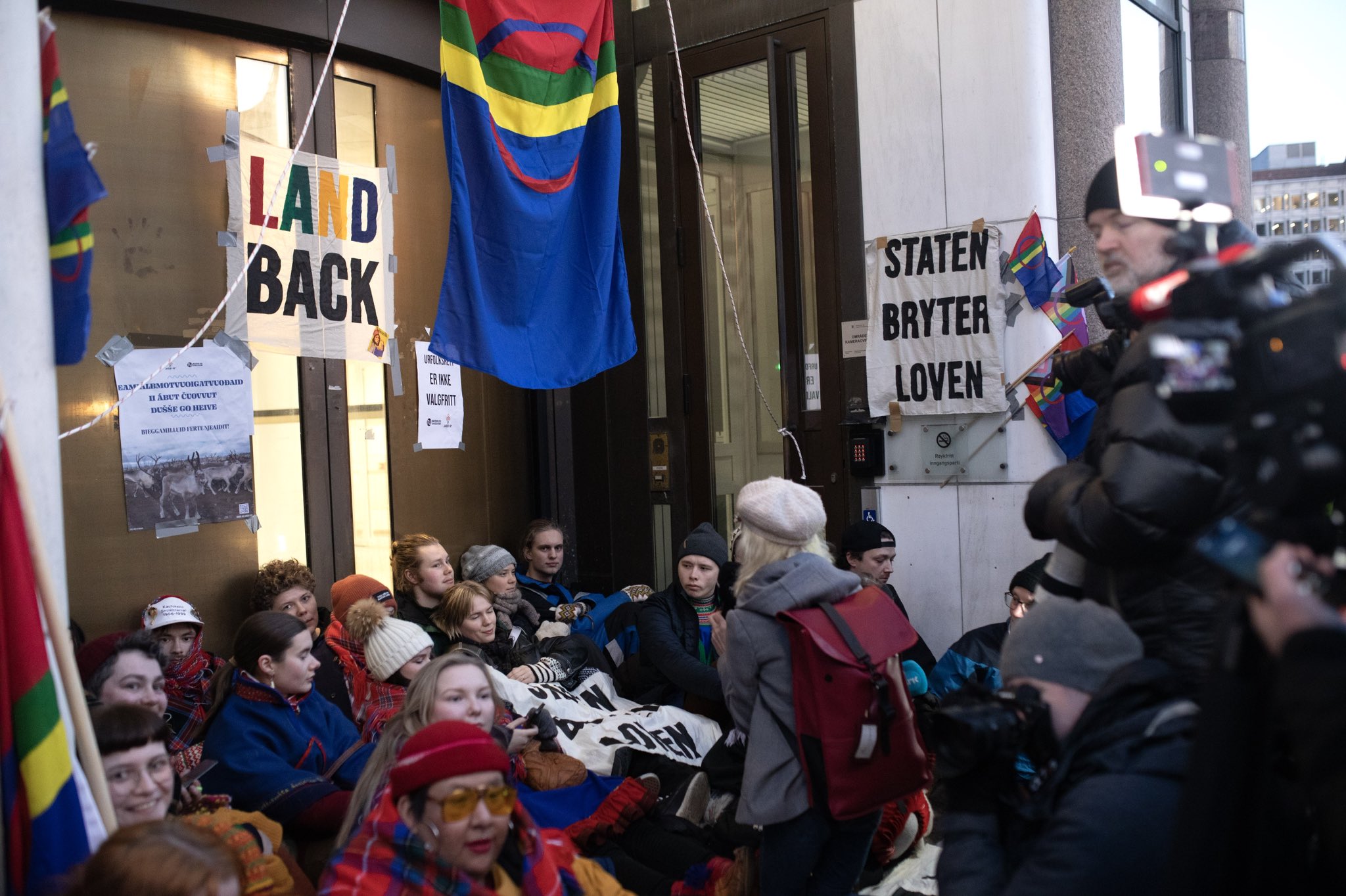 La activista Greta Thunberg, a la derecha, en la protesta en el Ministerio de Energía de Noruega. Fotografía @NaturogUngdom