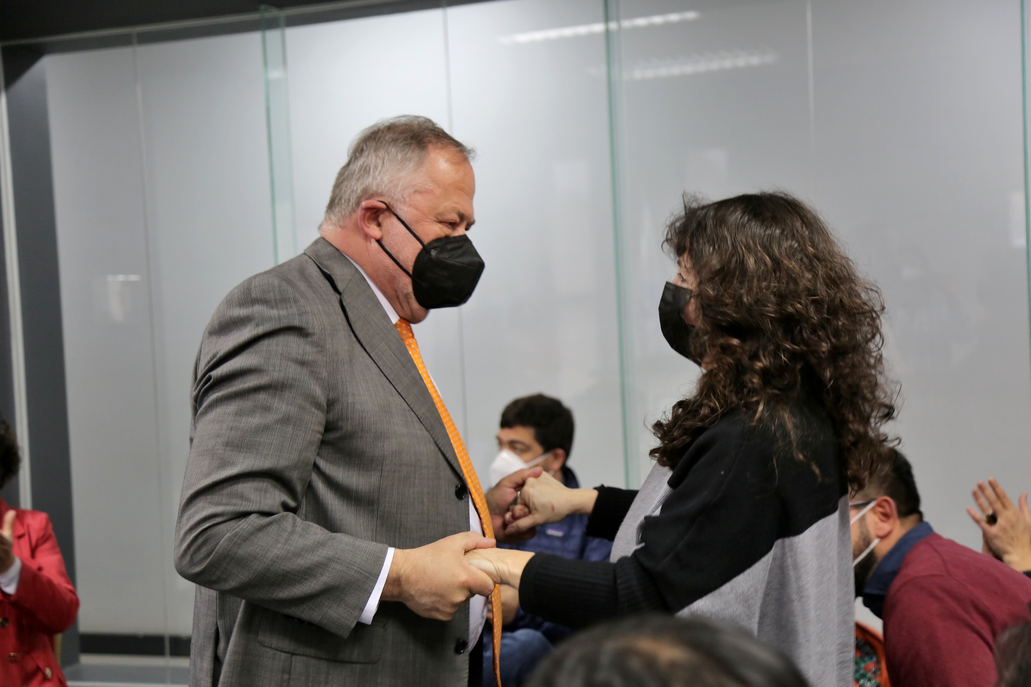 Eduardo Hebel y Millaray Curilem en la jornada de elecciones. Fotografía @HumanidadesUfro Eduardo Hebel y Millaray Curilem en la jornada de elecciones. Fotografía @HumanidadesUfro