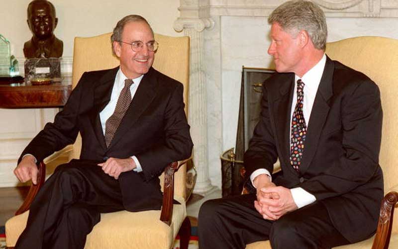 George Mitchell y Bill Clinton en 1998 George Mitchell y Bill Clinton en 1998