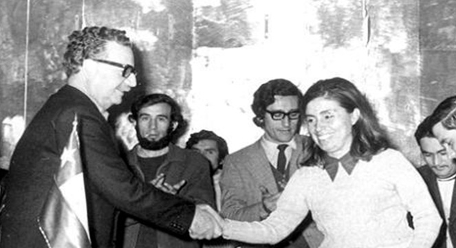 Gladys Marín con Salvador Allende. Gladys Marín con Salvador Allende.