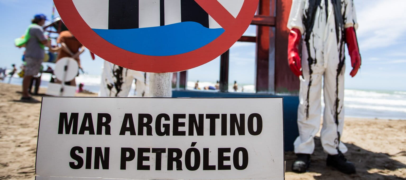 Organizaciones ambientalistas protestan en Argentina contra la aprobación de la exploración petrolera offshore en el Mar Argentino. Foto: cortesía Gabriel Bulacio / Greenpeace
