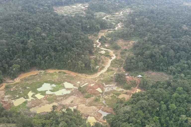 Desde el aire se observan las piscinas de procesamiento de oro, los campamentos y hasta la maquinaria usada. Foto: Ejército Ecuatoriano