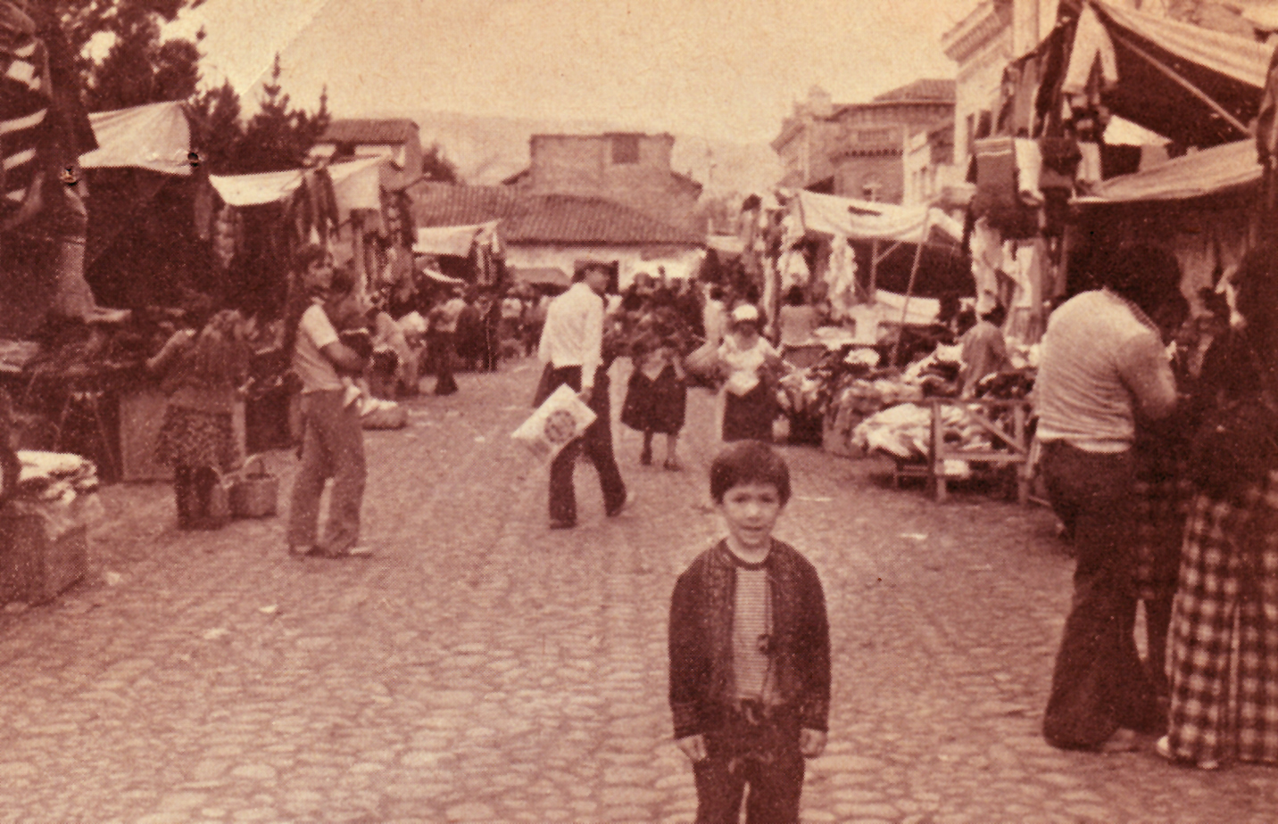 Guzmán, de jockey, comprando en una feria libre.