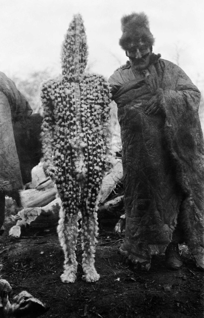 K'terrnen junto al jon Tenenesk durante el Hain de 1924 (Gusinde, 1924). K'terrnen junto al jon Tenenesk durante el Hain de 1924 (Gusinde, 1924).